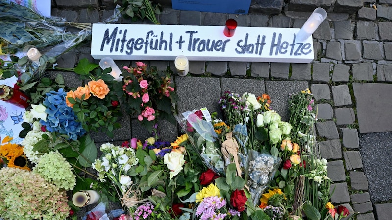 Viele Menschen legten in Solingen Blumen ab. Sie sind fassungslos, wie es zu dem Blutbad kommen konnte. (Bild: AFP/APA/Ina Fassbender)