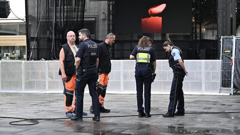 Polizei nach dem Anschlag auf das Stadtfest in Solingen (Bild: AFP/APA/Ina Fassbender)