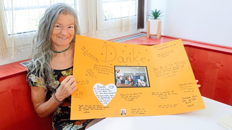 Ihre Schüler verabschiedeten Judith H. mit einem „Danke“-Plakat in die Pension. (Bild: Reinhard Holl)