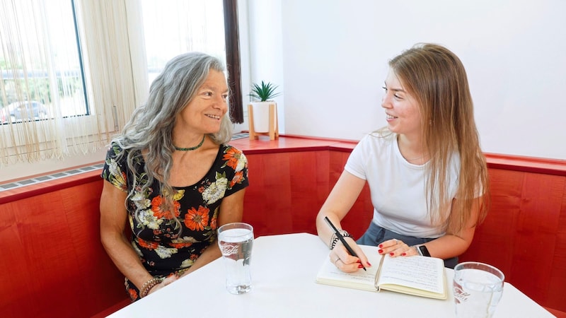 Judith H. im Gespräch mit „Krone“-Gerichtspraktikantin Lara Leitenhuber (Bild: Reinhard Holl)