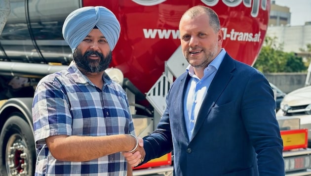 SPÖ regional managing director Wolfgang Zwander stands by Gurdial-Singh Bajwa. (Bild: SPÖ NÖ)