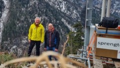 Landesgeologe Gerald Valentin und Stefan Oberaigner von der Straßenmeisterei Pinzgau beim Lawinenradar oberhalb der gefährdeten Straße. (Bild: Land Salzburg/Bernhard Kern)