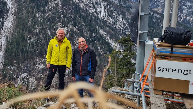 Landesgeologe Gerald Valentin und Stefan Oberaigner von der Straßenmeisterei Pinzgau beim Lawinenradar oberhalb der gefährdeten Straße. (Bild: Land Salzburg/Bernhard Kern)