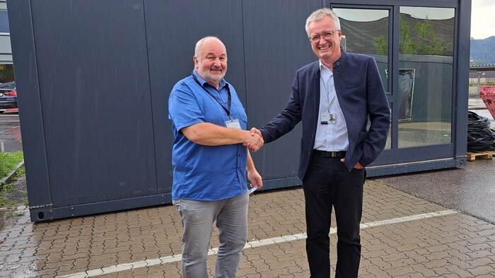 Bürgermeister Hannes Kogler (li.) bedankt sich bei Wolfang Steinbauer (NXP) für die neue Schule.