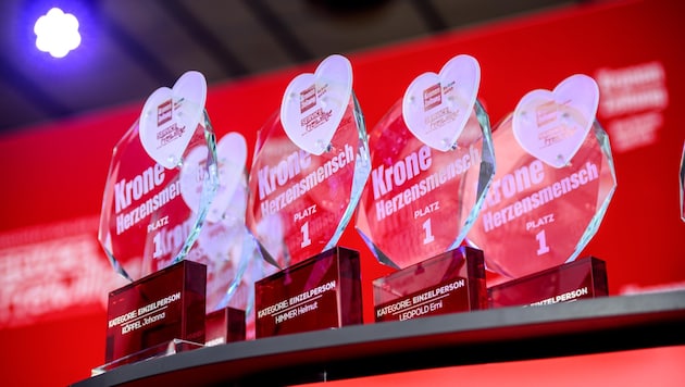 The coveted "Krone" Heart Man trophies. (Bild: Imre Antal)