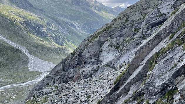 The path to the Kürsingerhütte had to be relocated due to falling rocks. At the bright spot, rocks broke out of the rock face directly onto the hiking trail. (Bild: Matthias Nagl)