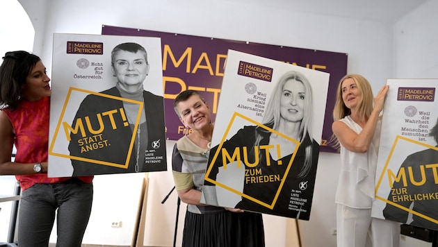 Von links: Nora Summer, Madeleine Petrovic und Monika Henninger-Erber präsentieren ihre Plakate. (Bild: APA/Roland Schlager)