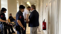 Der 35-jährige Serbe mit seinem Anwalt Andreas Reichenbach im Wiener Landesgericht
