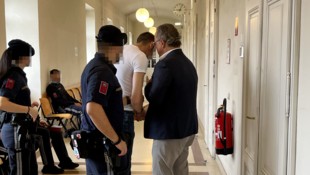 Der 35-jährige Serbe mit seinem Anwalt Andreas Reichenbach im Wiener Landesgericht