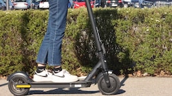 Viele E-Scooter sind deutlich schneller als erlaubt – Tunen ist leider beliebt und auch einfach. (Bild: Scharinger Daniel)