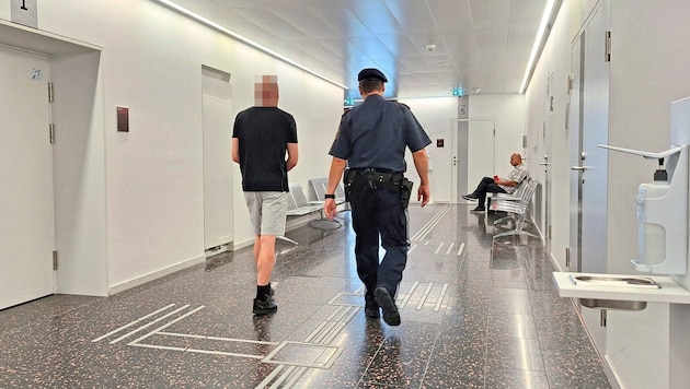 Ein psychiatrischer Gutachter diagnostizierte bei dem Angeklagten, der aus der U-Haft vorgeführt wurde, eine Persönlichkeitsstörung. (Bild: Krone KREATIV)