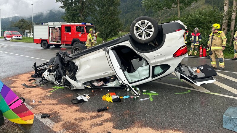 Am Auto entstand vermutlich Totalschaden. (Bild: ZOOM Tirol/Krone KREATIV)