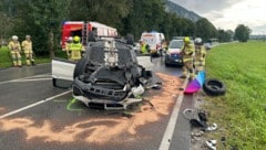 Das Auto kam am Dach liegend auf der Fahrbahn zum Stillstand. (Bild: ZOOM Tirol/Krone KREATIV)