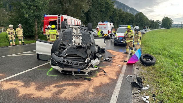 The car came to a halt lying on its roof on the road. (Bild: ZOOM Tirol/Krone KREATIV)