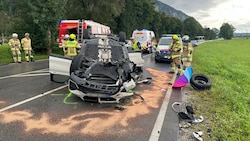 Das Auto kam am Dach liegend auf der Fahrbahn zum Stillstand. (Bild: ZOOM Tirol/Krone KREATIV)