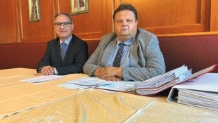 Anwalt Martin Fischer verhalf der Gemeinde Ollersdorf und Bürgermeister Bernd Strobl (rechts) ...