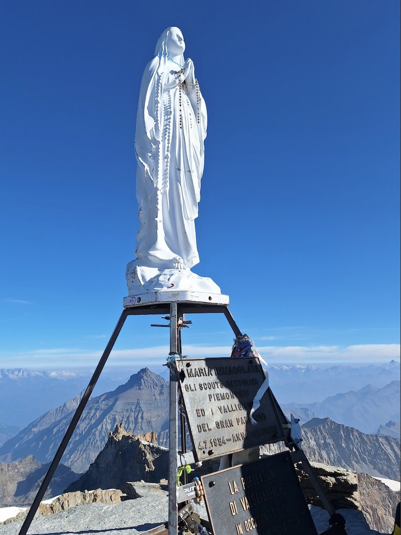 Die Mareinstatue am Gipfel des Gran Paradiso (Bild: Weges)