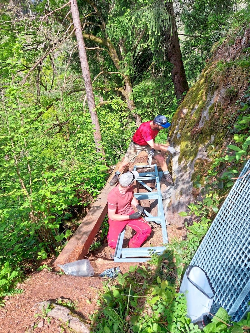 Seit dem Frühjahr waren Wegprofis des Alpenvereines mit der Generalsanierung des Liesersteiges beschäftigt. (Bild: zVg)