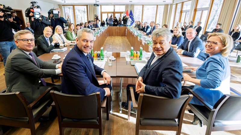 Finanzminister Magnus Brunner, Kanzler Karl Nehammer, Vize Werner Kogler und Umweltministerin Leonore Gewessler (v. li.) bekommen ein schlechtes Zeugnis. (Bild: BKA/Andy Wenzel)