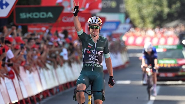 Wout van Aert took his third Vuelta stage win. (Bild: AFP/APA/MIGUEL RIOPA)