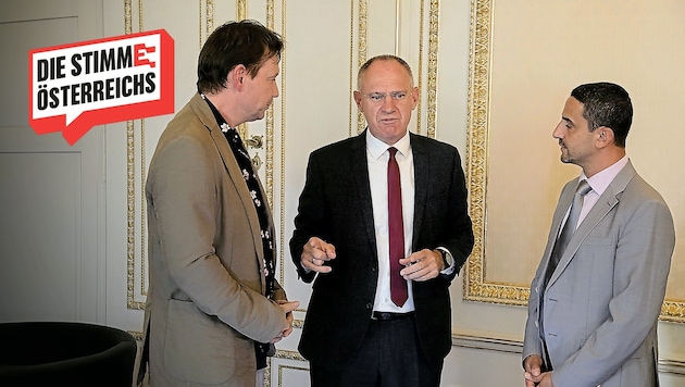 Interior Minister Gerhard Karner (center) and DSN Director Omar Haijawi-Pirchner (right) in conversation with the "Krone" newspaper (Bild: Krone KREATIV/Martin A. Jöchl, Krone KREATIV)