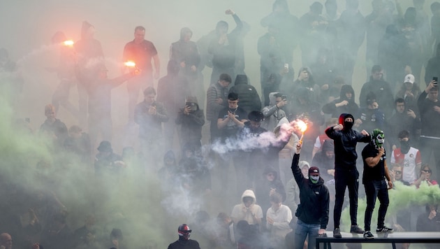 Feyenoord Rotterdam gegen Ajax Amsterdam gilt in den Niederlanden als Klassiker und Hochrisikospiel gleichermaßen.   (Bild: AFP/APA/ANP/Robin Utrecht)