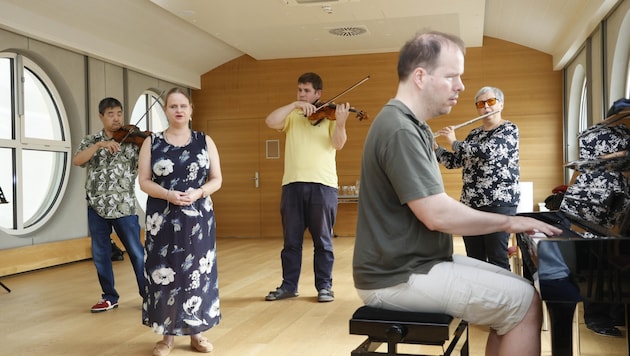 Das Orchester bei den Proben im Bildungshaus St. Virgil. Am Freitag und Samstag stehen zwei Konzerte an. (Bild: Tschepp Markus)