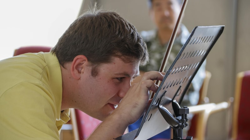 Johannes Wessiepe is currently rehearsing a part with the help of Braille. (Bild: Tschepp Markus)