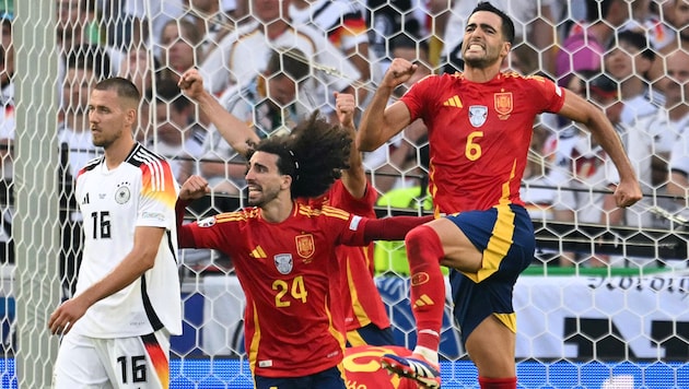 Mikel Merino (rechts) feiert sein Tor gegen Deutschland bei der EM.  (Bild: AFP/APA/THOMAS KIENZLE)