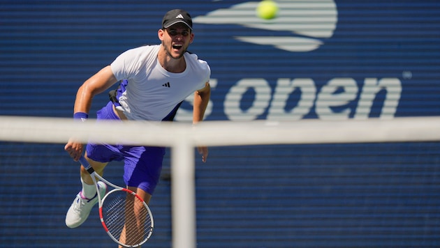 Dominic Thiem is not only good with the yellow felt ball, but also with the round leather. (Bild: AP/Seth Wenig)