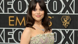 Jenna Ortega sprach in einem Interview nun erstmals über die Gerüchte, sie sei heimlich mit ...