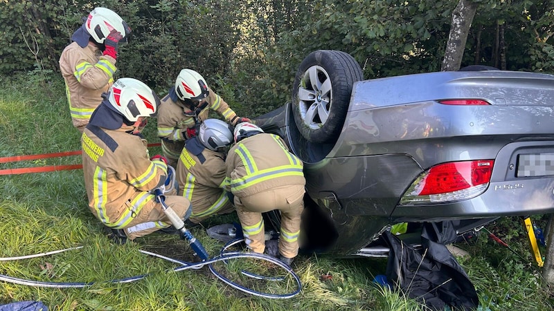 The driver had to be freed from the wreckage using rescue shears. (Bild: ZOOM Tirol/Krone KREATIV)