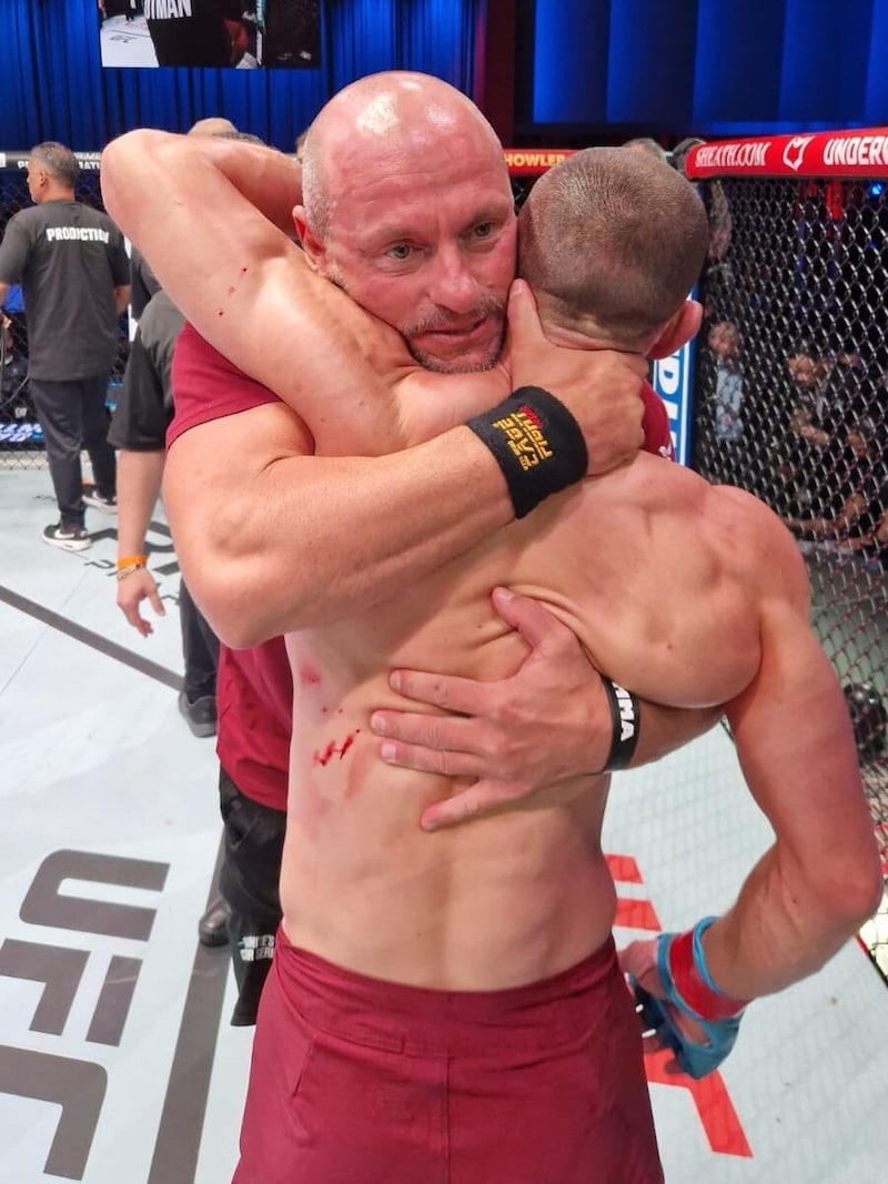 Michael Ettl hugged his protégé after the battle ... (Bild: Ettl)