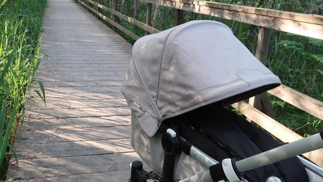 The baby carriage and the 13-month-old boy fell into the Pittenbach on Tuesday. The toddler had to be resuscitated (symbolic image). (Bild: stock.adobe.com/Sebastian)