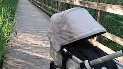 Der Kinderwagen samt dem 13 Monate alten Bub waren am Dienstag in den Pittenbach gestürzt. Das Kleinkind musste reanimiert werden (Symbolbild). (Bild: stock.adobe.com/Sebastian)