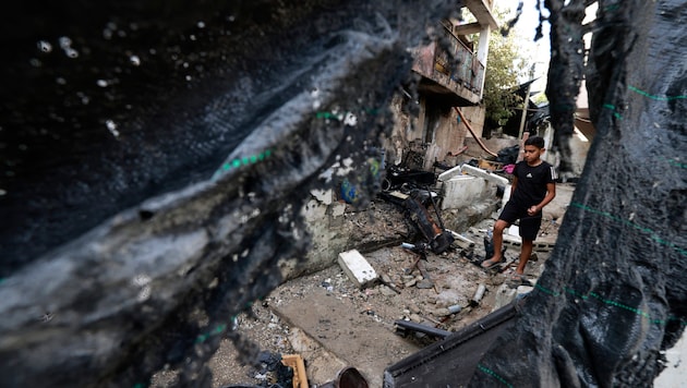 A boy walks over rubble after air strikes by Israel in the West Bank. (Bild: APA/AFP)