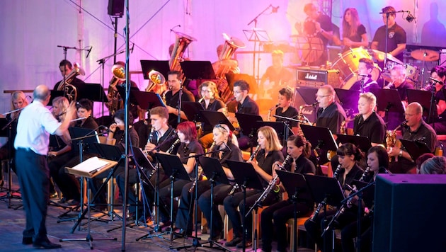 Rockige Blasmusik mit E-Gitarre und Sängern begeistert alle zwei Jahr beim großen Open Air gut 1500 Besucher. (Bild: Stadtkapelle Friesach)