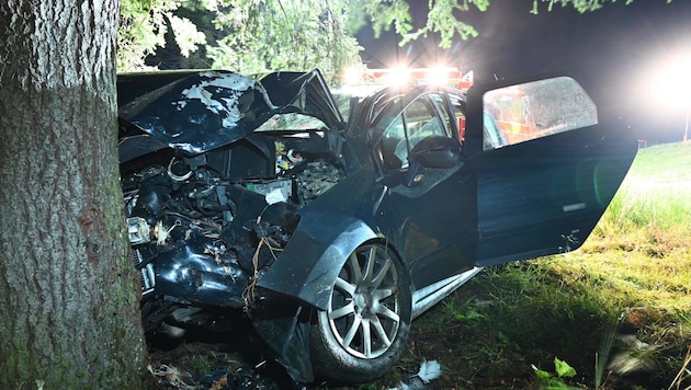 After the driver crashed into the trees, she fled the scene of the accident. (Bild: Kapo St. Gallen)