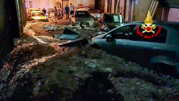 The fire department published images of cars caught in a mudslide. (Bild: ASSOCIATED PRESS)