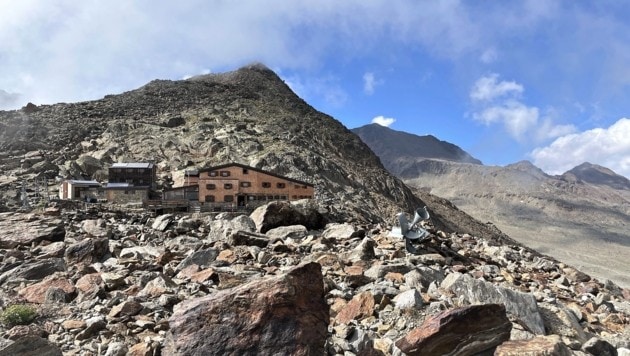 The Similaun hut at 3019 meters marks the transition to the Schnalstal valley. (Bild: Josef Essl)