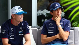 Alexander Albon (rechts) bedauert, dass Logan Sargeant nicht mehr im Williams-Cockpit sitzt.  (Bild: AFP/GETTY IMAGES/CLIVE ROSE)