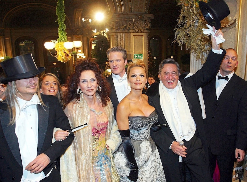 Kid Rock, Christina "Mausi" Lugner, Pamela "Bämäla" Anderson and Richard Lugner at the 2003 Opera Ball. (Bild: Tomschi Peter/KRONEN ZEITUNG)