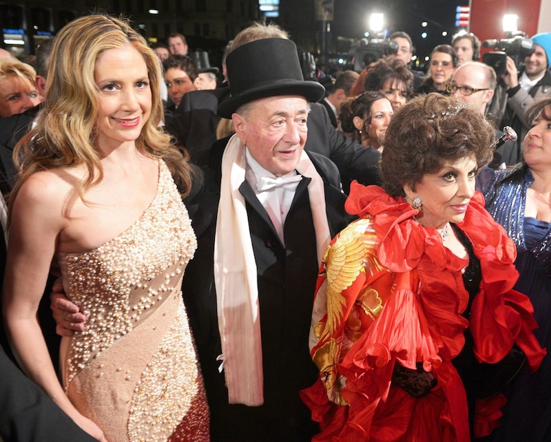 Lugner mit Mira Sorvino und Gina Lollobrgida (Bild: APA/ROLAND SCHLAGER)