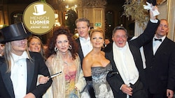 Über 30 Jahre hinweg holte Lugner Stars und Sternchen zu sich in die Opernball-Loge und wurde damit fester Bestandteil einer jeden Berichterstattung.  (Bild: Krone KREATIV/Kronen Zeitung/Tomschi Peter)