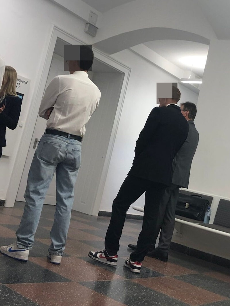 Das Duo (21) wartete nervös vor auf den Prozess am Linzer Landesgericht (Bild: Schütz Markus/Krone KREATIV)