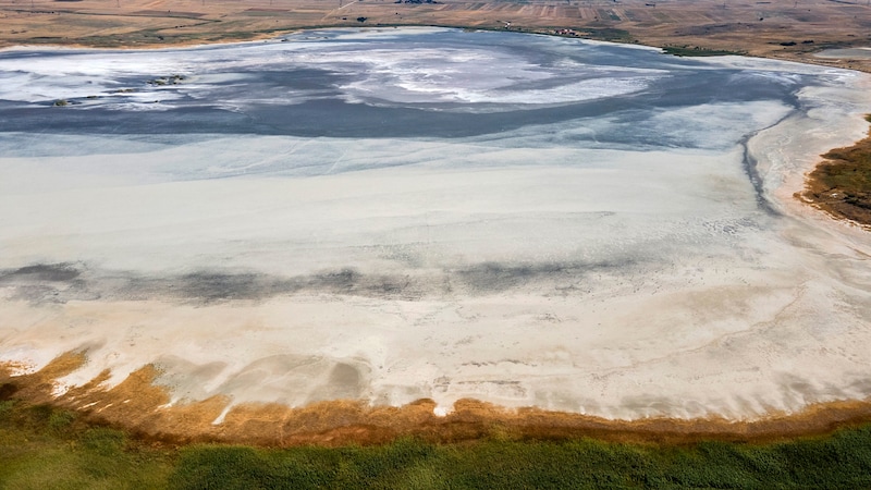 The Pikrolimni salt lake has almost completely dried up. (Bild: APA/Associated Press)