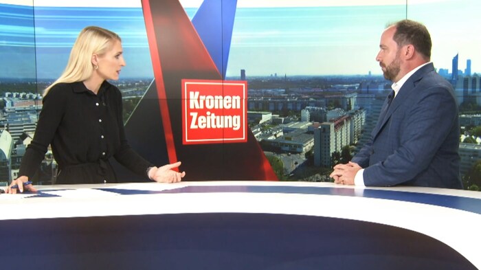 Presenter Jana Pasching in conversation with political expert Christoph Haselmayer