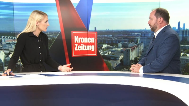 Presenter Jana Pasching in conversation with political expert Christoph Haselmayer (Bild: krone.tv)