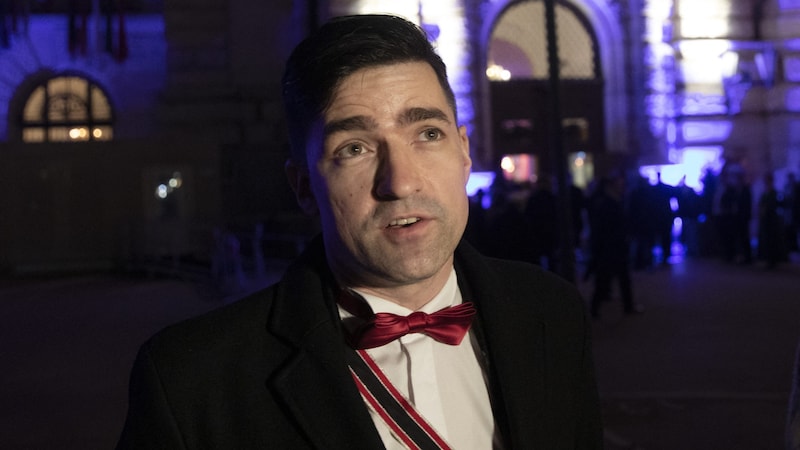 Martin Sellner is a regular guest at the FPÖ's annual academics' ball. (Bild: AFP/Alex HALADA)