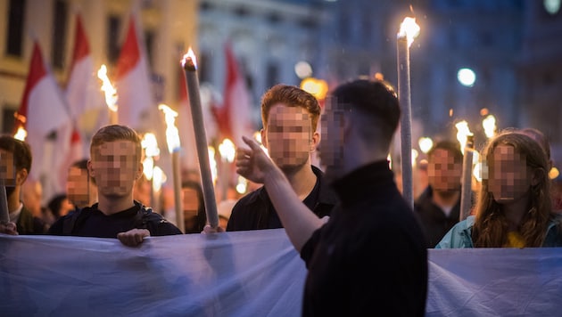 Identitarians at a rally in Vienna (Bild: APA/EXPA/MICHAEL GRUBER, Krone KREATIV)